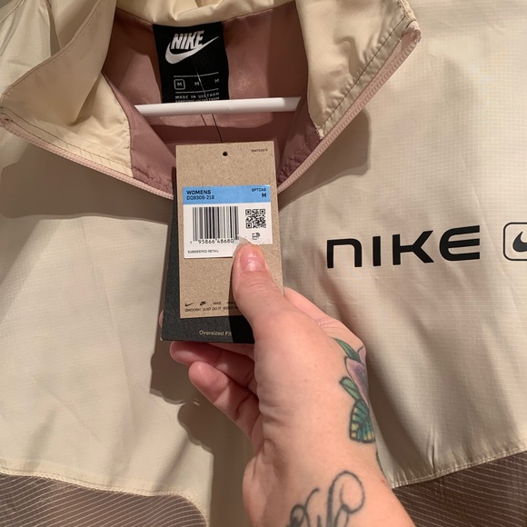 Brand new with tags women’s Nike Windbreaker Size M - Picture 3 of 4